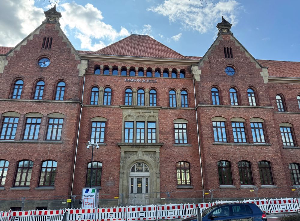 Gebäude der Samsonschule vom Neuen Weg in Wolfenbüttel aus gesehen. 